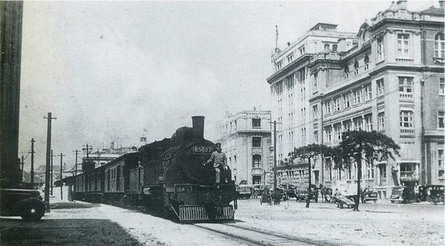 画像: 1932年(昭和7年)オリエンタルホテル前を行く神戸臨港線B50形蒸気機関車