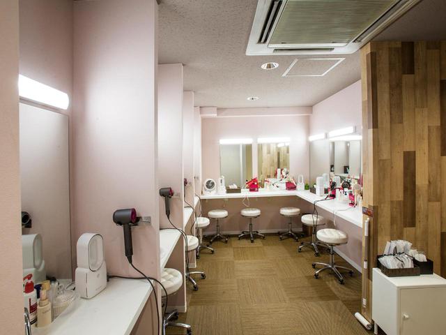 画像: 女性脱衣室だけパウダースペースがある