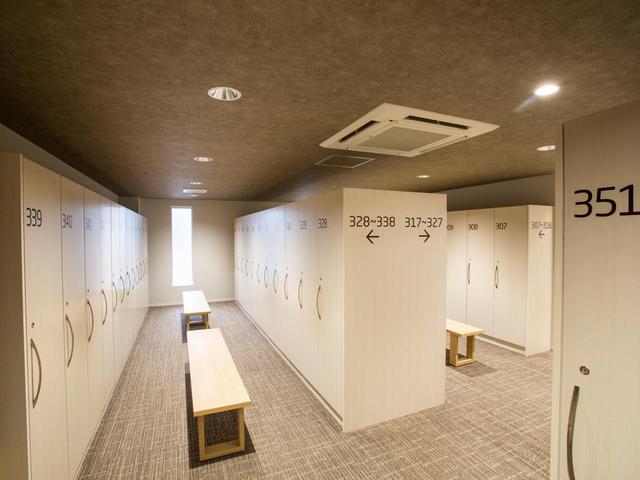 画像: ロッカーは男女同型で色違い。女性76本
