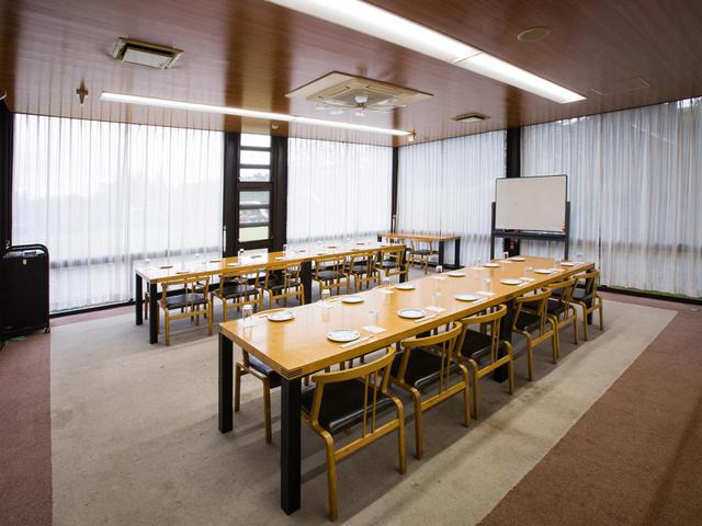画像: コンペルームはパーテーションで3室に。収容人員72名