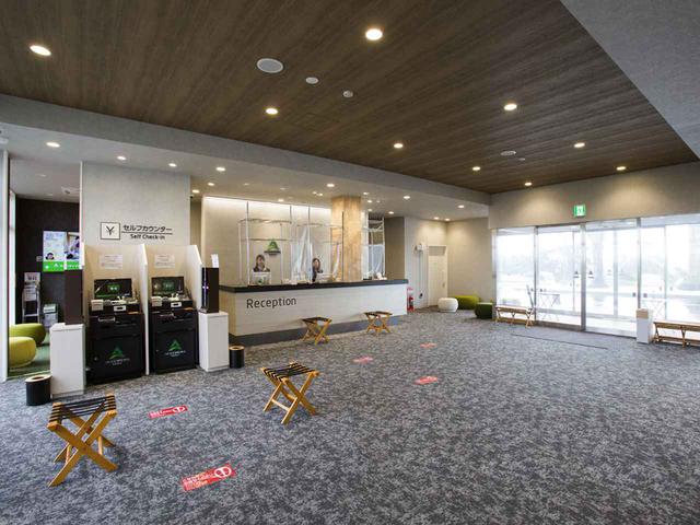 画像: 自動受付・精算機を置いているため、フロントカウンターも小さい