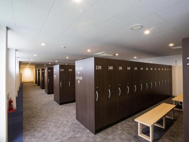 画像: ロッカーは男女同形。男性と兼用はマホガニー、女性はベージュに色分けされている。男性166本、女性41本、兼用74本