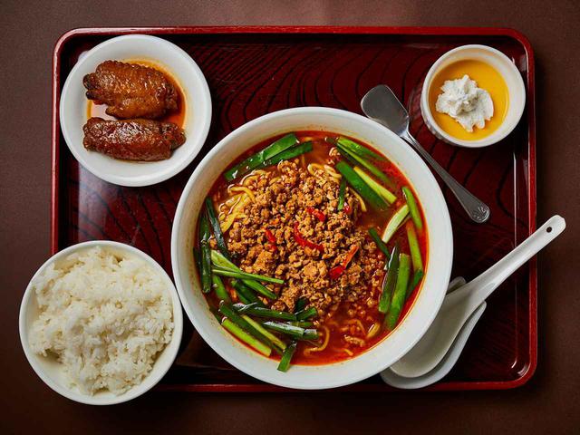 画像: 辛さはナイスパー(通常)、ナイスボギー(辛口)、ダブルボギー(激辛)の3段階から選べる。煮込み手羽先、ライス、デザート付き