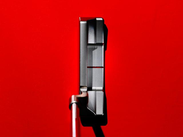 画像: 構えた印象は、スクエアに構えやすい直線基調のシンプルなピン型パター