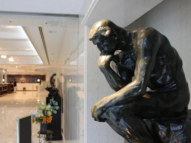 画像: 館内にはロダンをはじめ、アート作品が随所に。