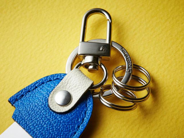 画像: 小さなカラビナのような金具のほか、3つの2重リングでキーホルダーとしても使えます
