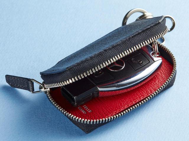画像: サイズは4.5(幅)×8.7(高さ)× 2cm(厚さ)。ほとんどのスマートキーに対応