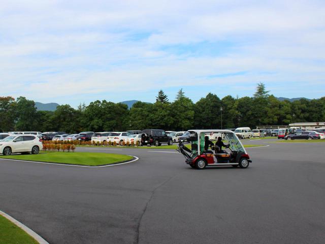 画像: 駐車位置に応じてカートが迎えに来てくれるサービスも