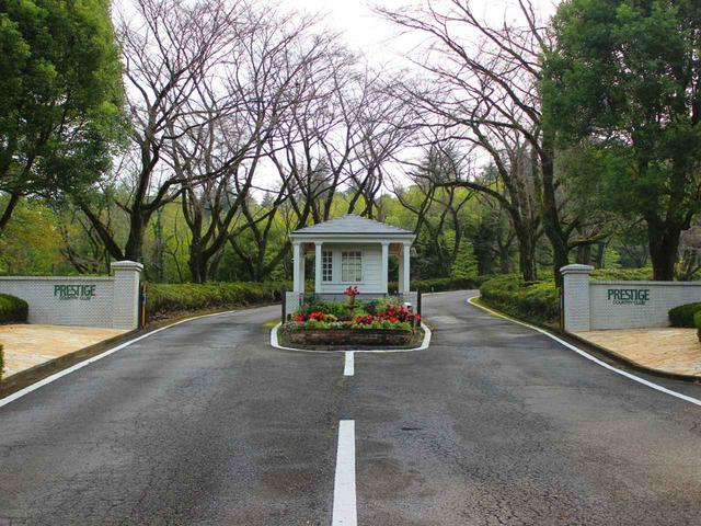 画像: ゴルフ場への進入路も美しく手入れされており、特別な気分を醸し出します