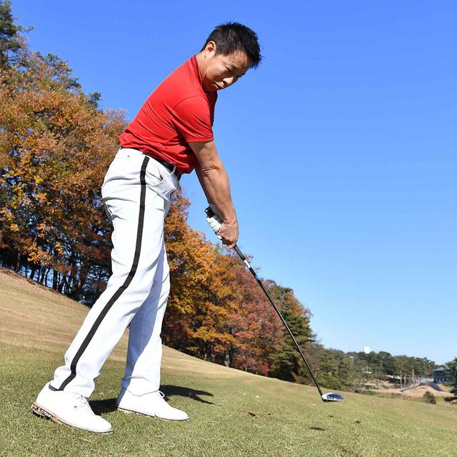 画像1: 【つま先下がり】も短く握って重心下げて目標は少し左