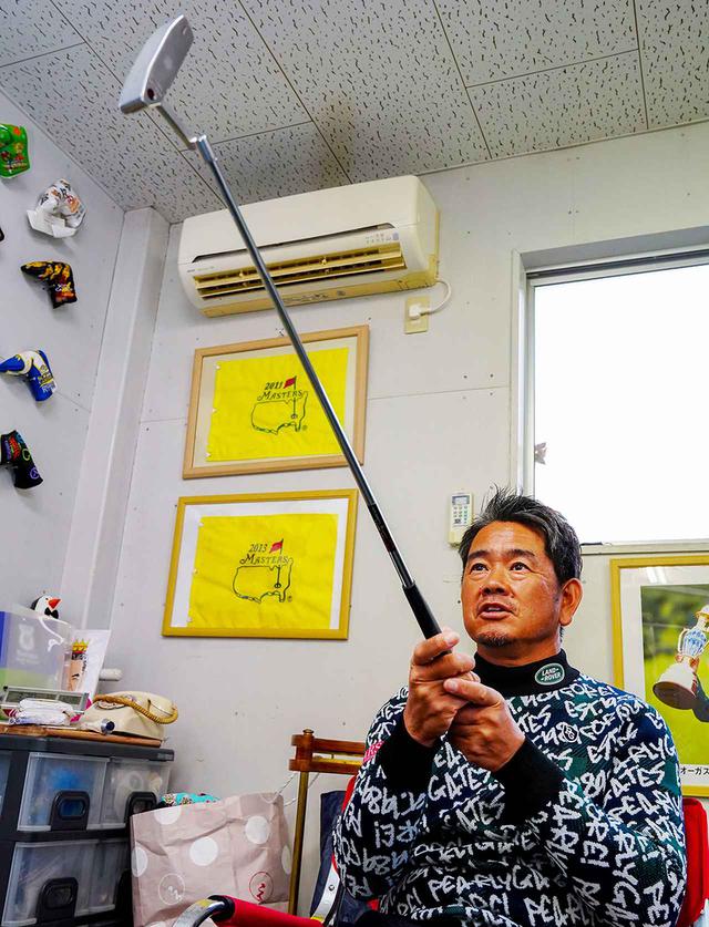画像: 28年間過ごした倶楽部には、「藤田部屋」と呼ばれるトレーニング室がある。かつての使用パターもズラリと。