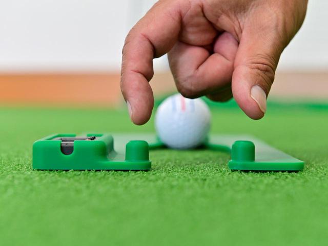 画像: ボールより少し幅の広いゲートを意識して当たらないようにストローク