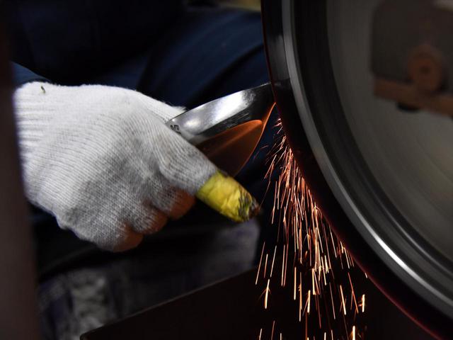 画像: 鍛造から研磨、メッキ加工まですべてを自社で行っている共栄ゴルフ工業