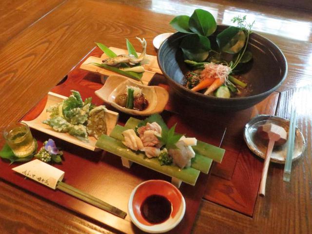 画像: 地鶏をはじめ自給自足の食材を使った薩摩の郷土料理を提供