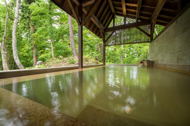 画像: 桧原湖が望める自然豊かな風景が広がる露天風呂