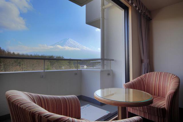 画像: 客室から見える富士山
