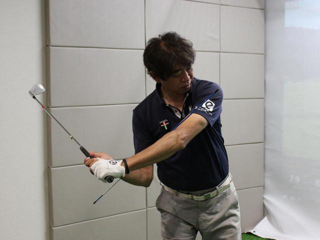 画像: こちらはNG例。テークバックで右肩下がったり、