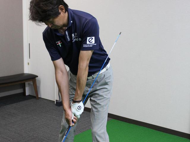 画像: 細い方のスティックをクラブと一緒に握ります。