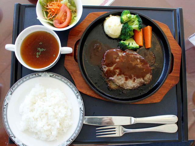 画像: 粗挽きハンバーグ(2255円)熱々鉄板でジュージュー美味しい! 粗挽き肉を贅沢に使いデミグラスソースで食べ る粗挽きハンバーグが人気
