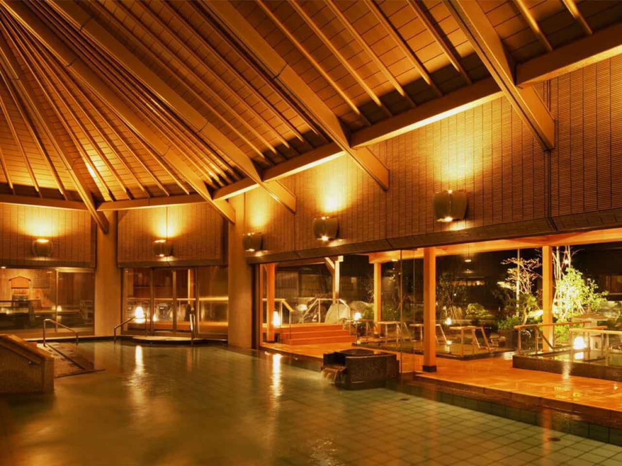 画像: 広々開放感のある内湯