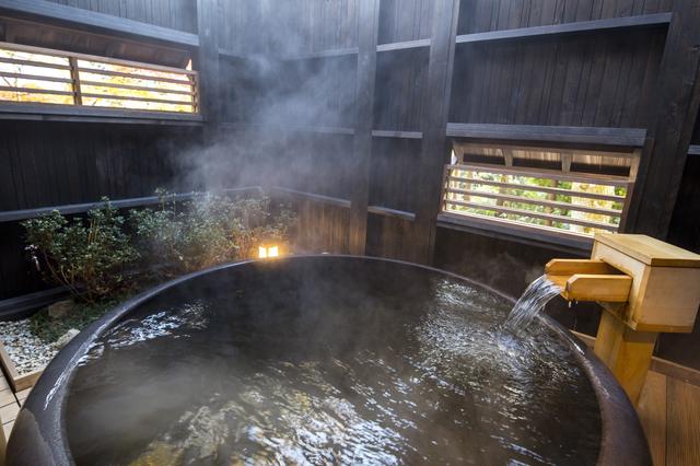 画像: 陶器の湯船を配した貸切露天風呂『菊花の湯』は、しっとりと趣ある空間。