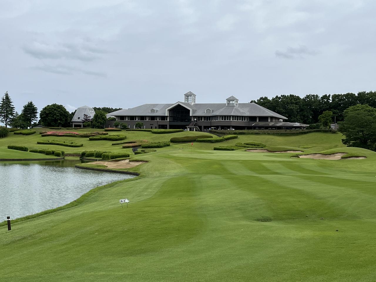 画像: 18番　PAR4　こちらも池絡み。ティーショット、2打目は打ち下ろしです。