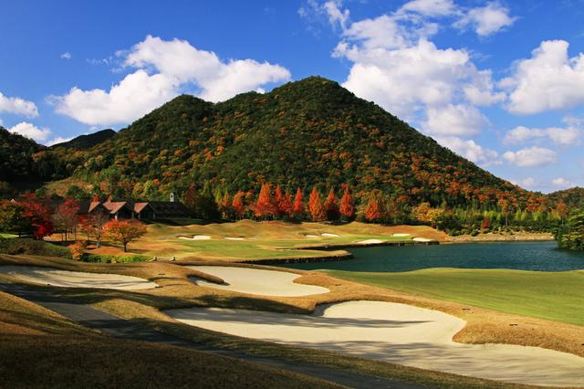 画像: 18番　559Y　P5　クラブハウスと紅葉の山