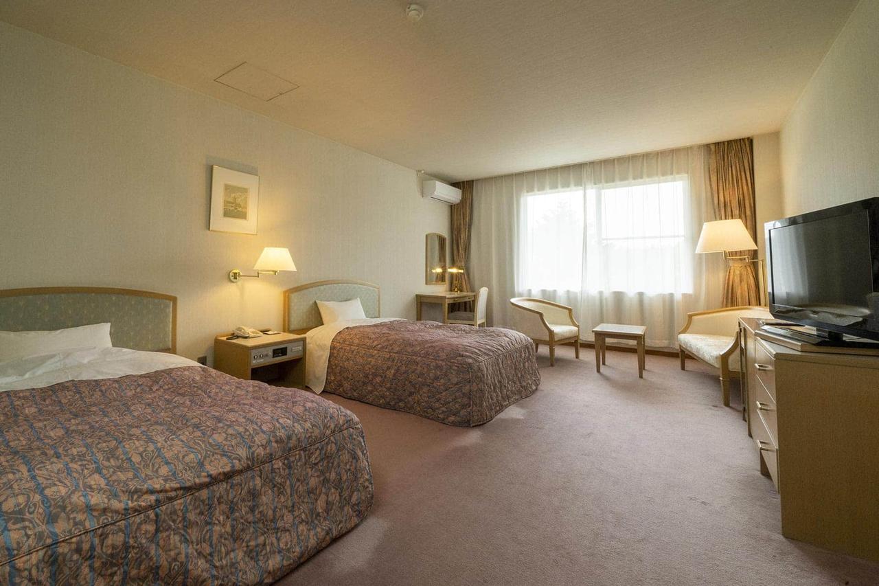 画像: ツインルーム。ゴルフ場併設ホテルとは思えない広々としたお部屋です。