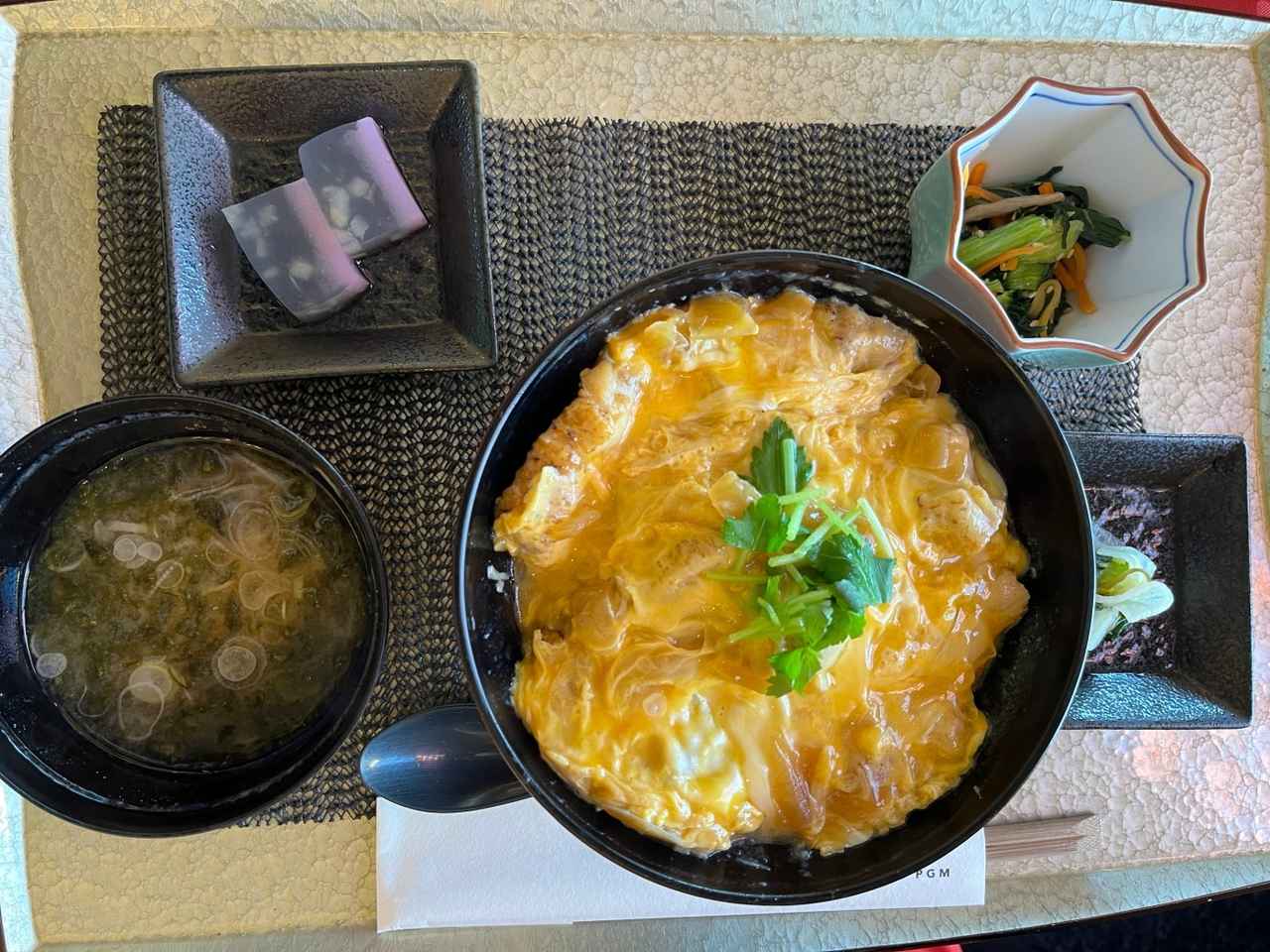 画像: カツオ出汁香る親子丼(1925円)北海道産知床どりを、半熟の卵でふんわりと 包んだ一品