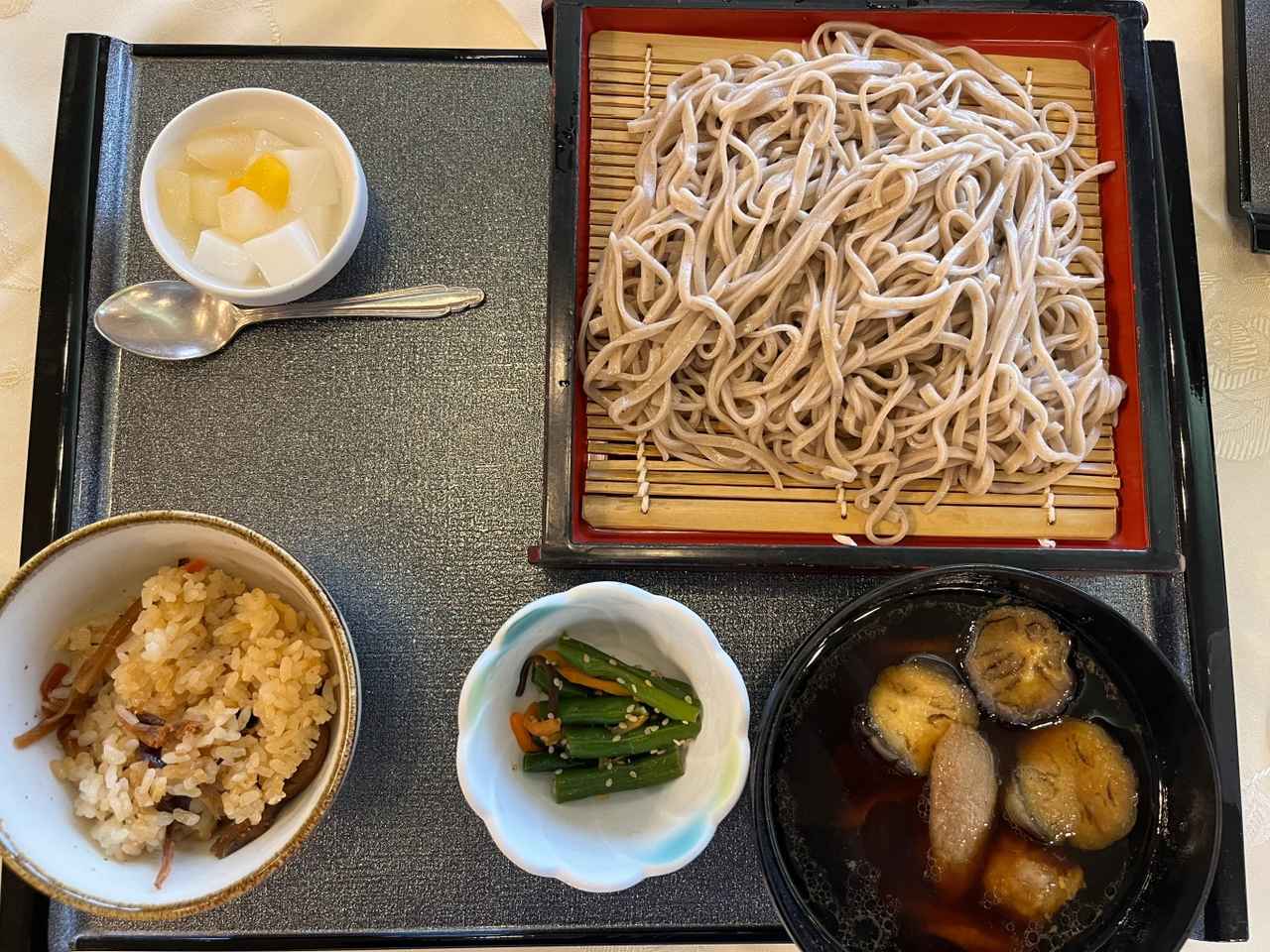画像: 寒い時期にピッタリ!鴨せいろ蕎麦(1705円)温かい鴨南蛮に変更可能なのが嬉しいポイント