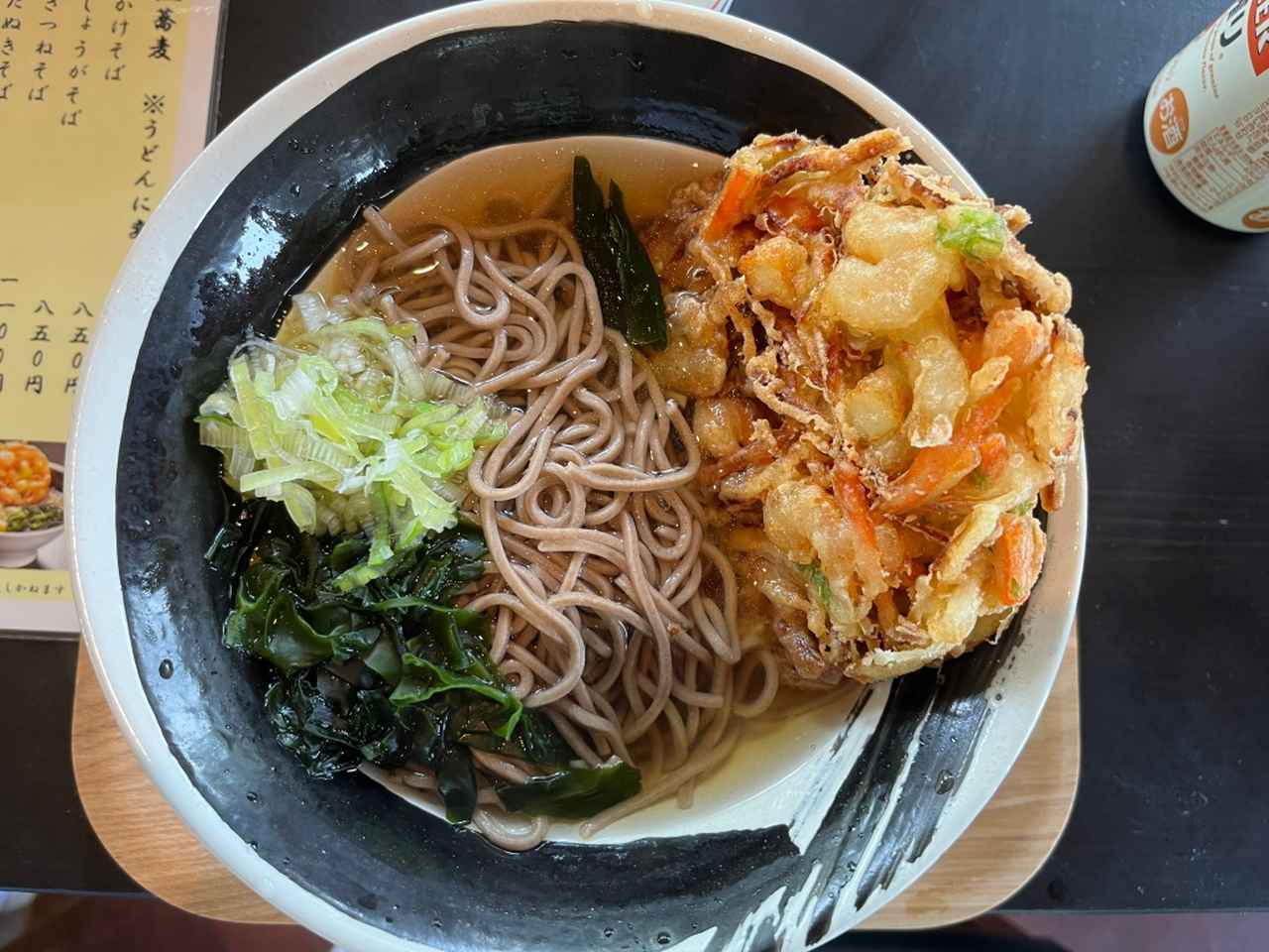 画像: 売店でサクッと食べられる!かき揚げそば(1250円)