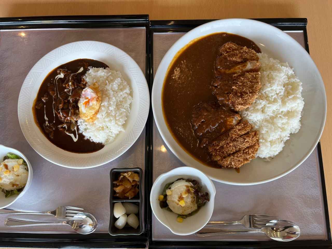 画像: ゴルフ場オリジナルメニューを数多く提供している。カツだけでなくご飯とルーが2倍のダブルカツカレーは圧巻!(写真右)