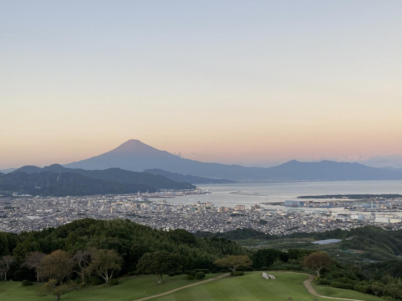 画像: 日本平ホテルから富士山と駿河湾を望む