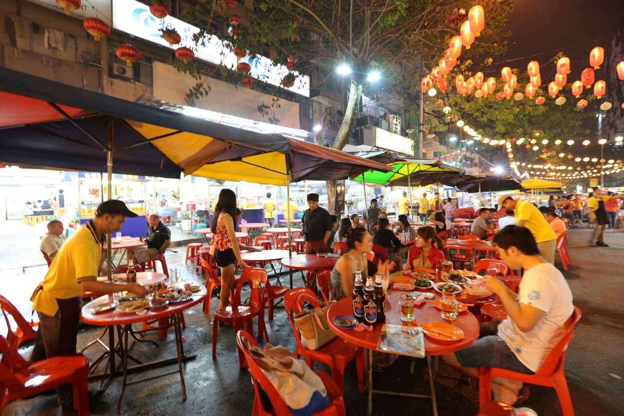 画像: ローカルグルメが楽しめるナイトマーケット「ジャランアロー」