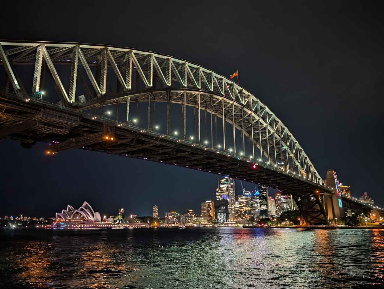 画像: シドニー湾の夜景