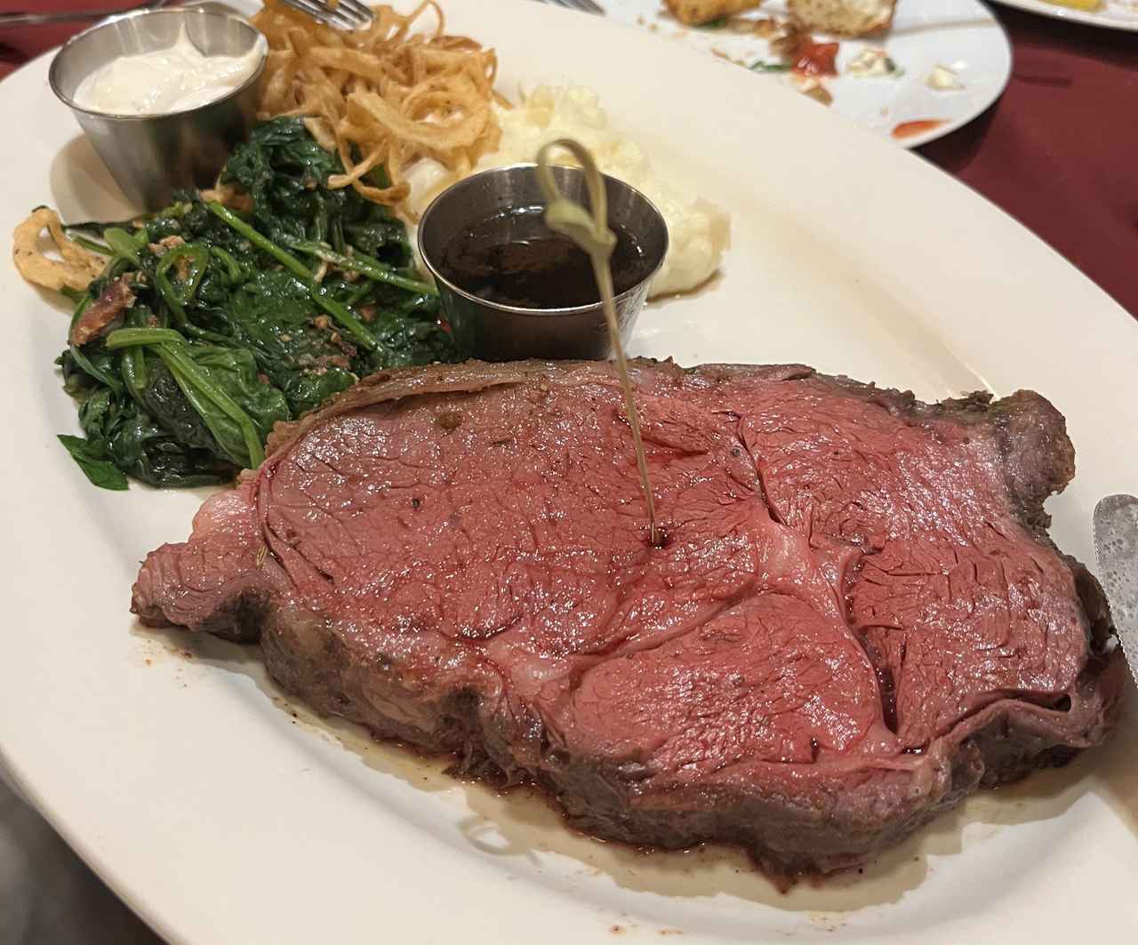 画像: プライムリブステーキは、肉の旨味が詰まっていて絶品! でも大きすぎ……。