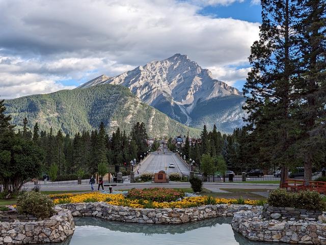 画像: カナディアンロッキーの玄関口であるバンフの街