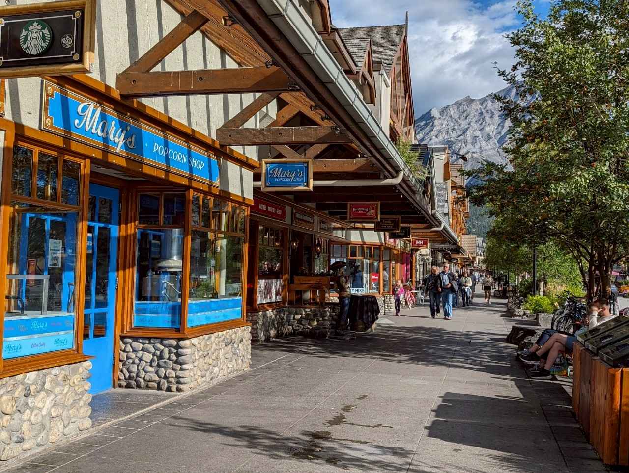 画像: バンフの街並み