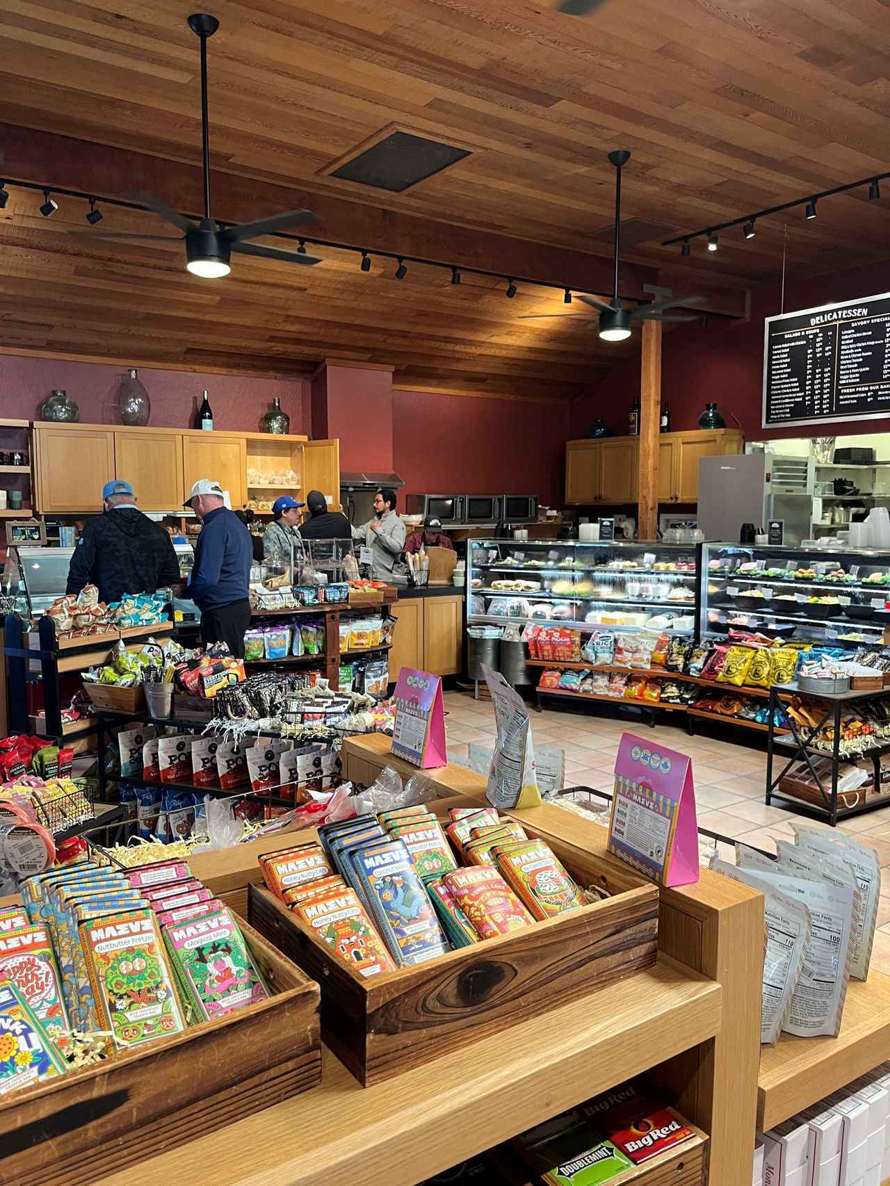 画像: プレー中に必要な飲み物やスナックなどはここで調達できます!