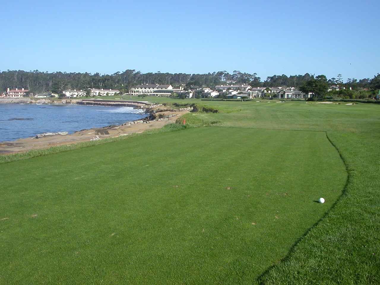 画像: ペブルビーチゴルフリンクス18Hティーイングエリアからグリーンを望む