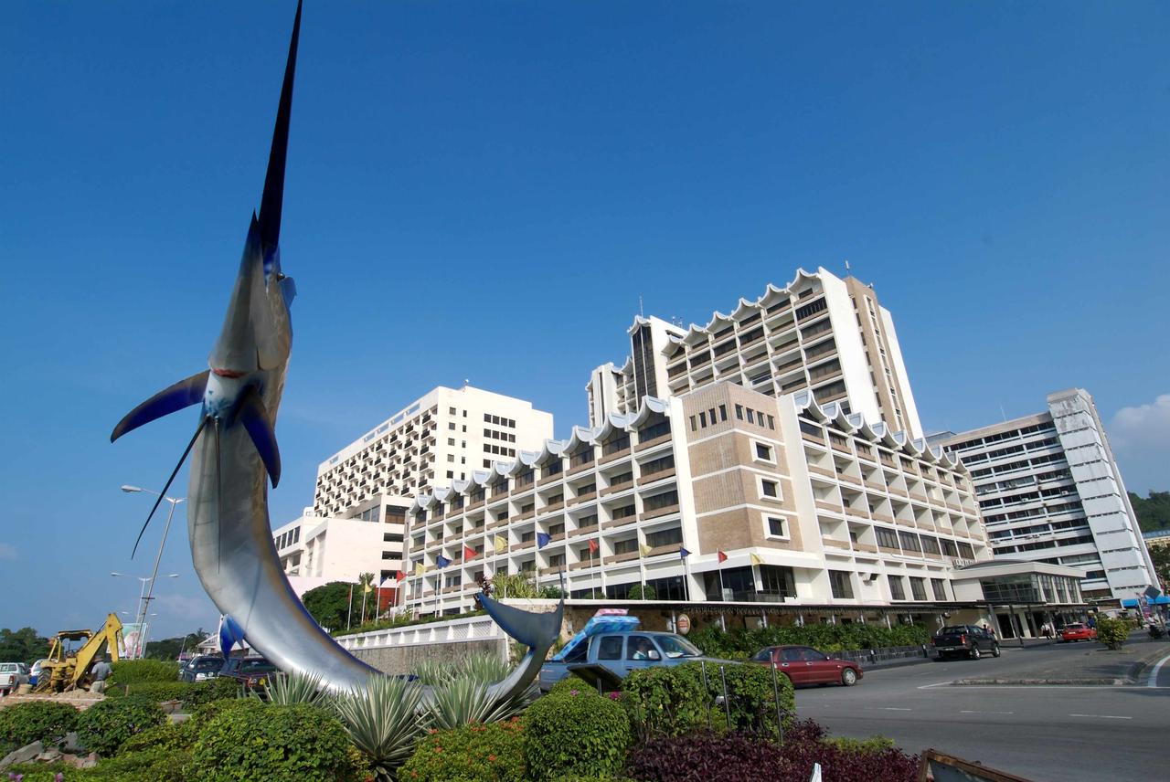 画像: 洗練された街並みが広がるコタキナバルの中心部