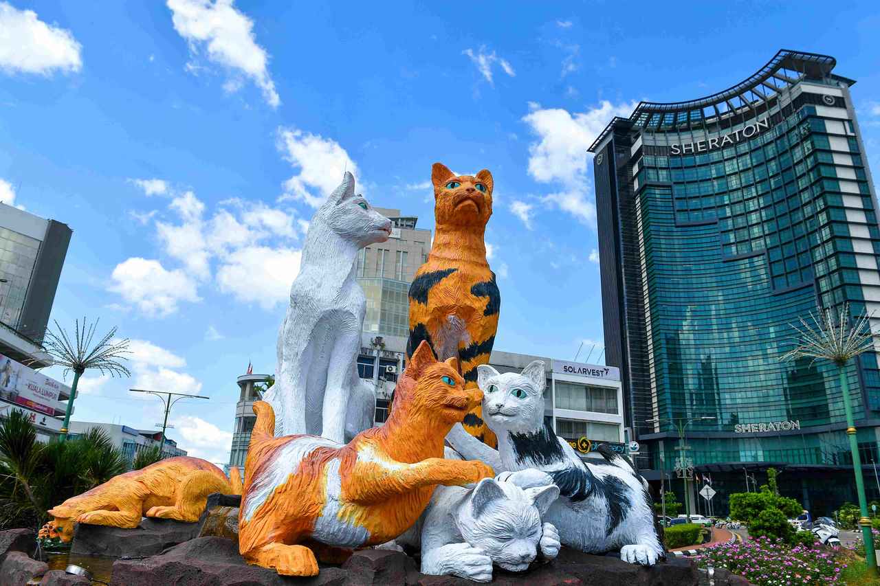 画像: クチン市内で最も有名なネコの像があるフォトスポット。ネコに関するものを5万点も集めた「ネコ博物館」も人気。