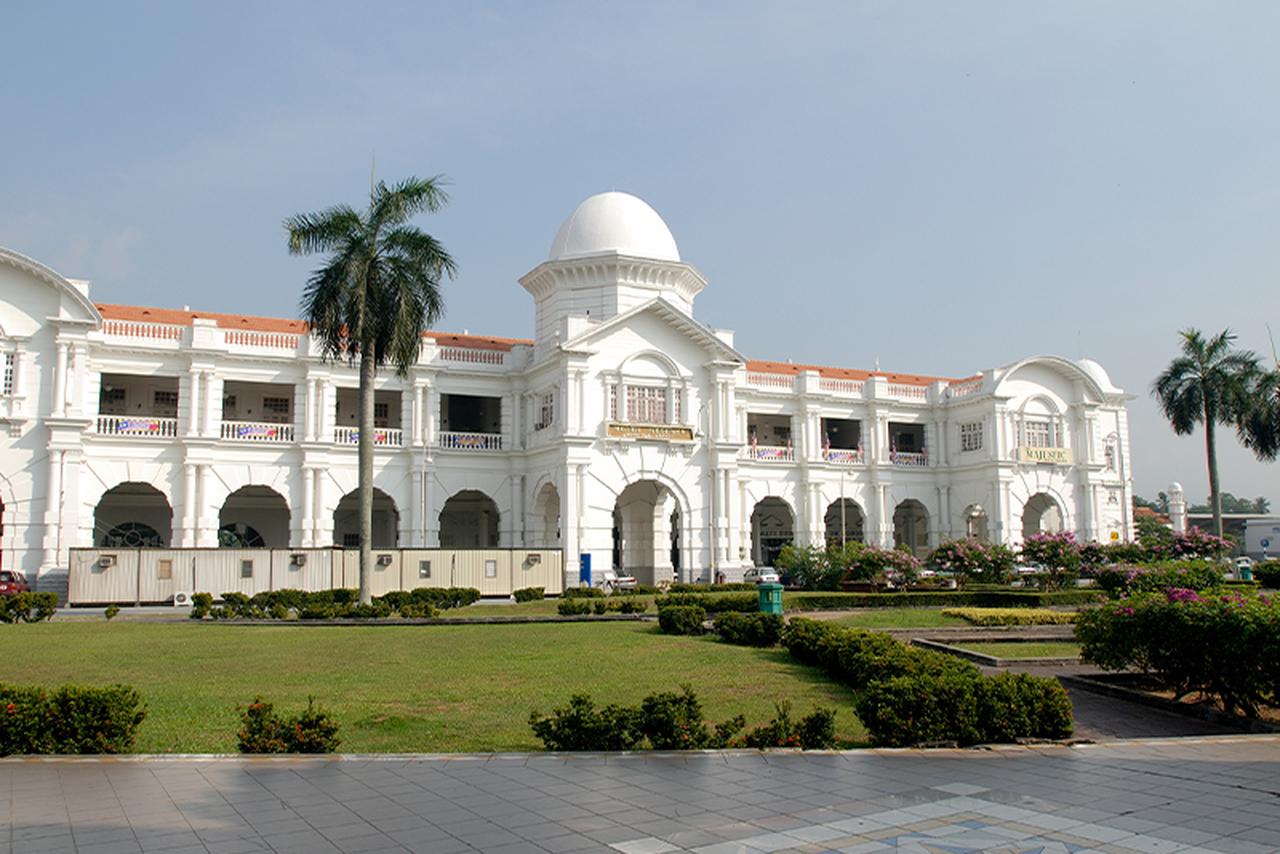 画像: ムガール様式とネオクラシック様式の特徴を持つ、街のシンボル・イポー駅の駅舎