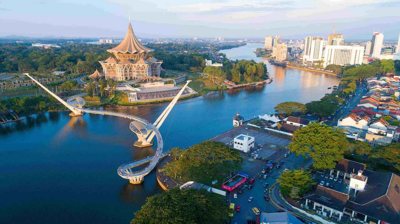 画像: 中央に流れるサラワク川を中心に、美しくノスタルジックな街並みが広がる