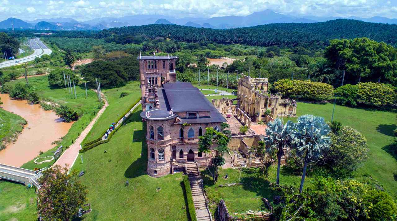 画像: 人気の観光名所「ケリーズ・キャッスル」は、19 世紀にゴム農園の主であった英国人、ウィリアム・ケリー・スミスの居城跡地。