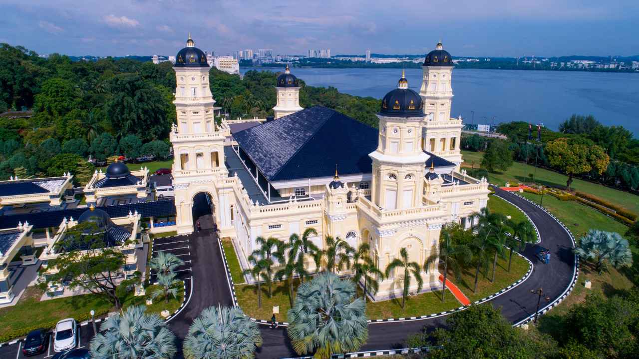 画像: 白い壁に青い屋根が美しいアブ・バカール・モスク」