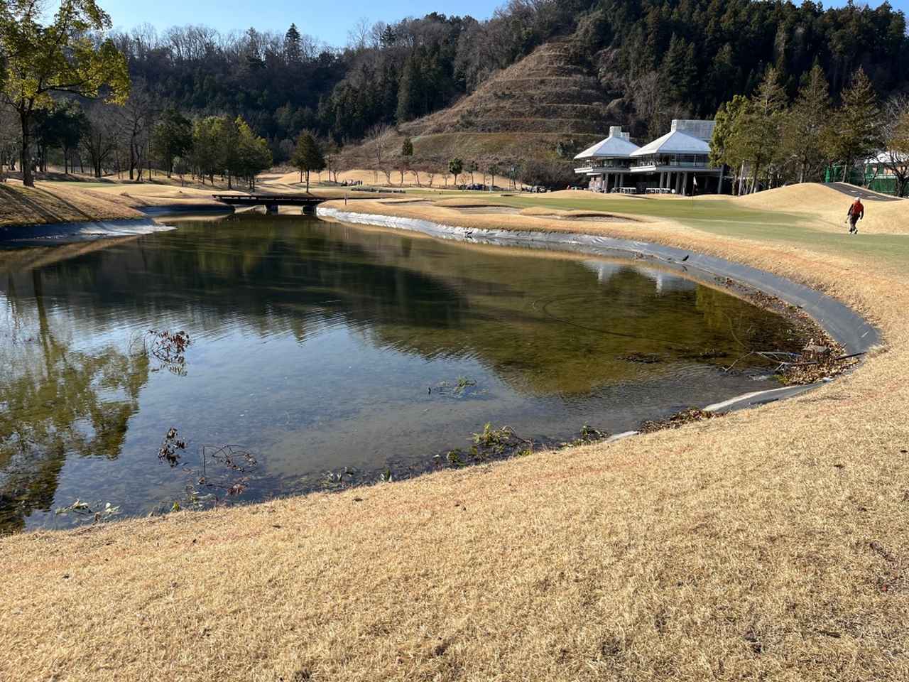 画像: 7 番と9 番はグリーン手前に池があるので、 セカンドの距離感が大事になる
