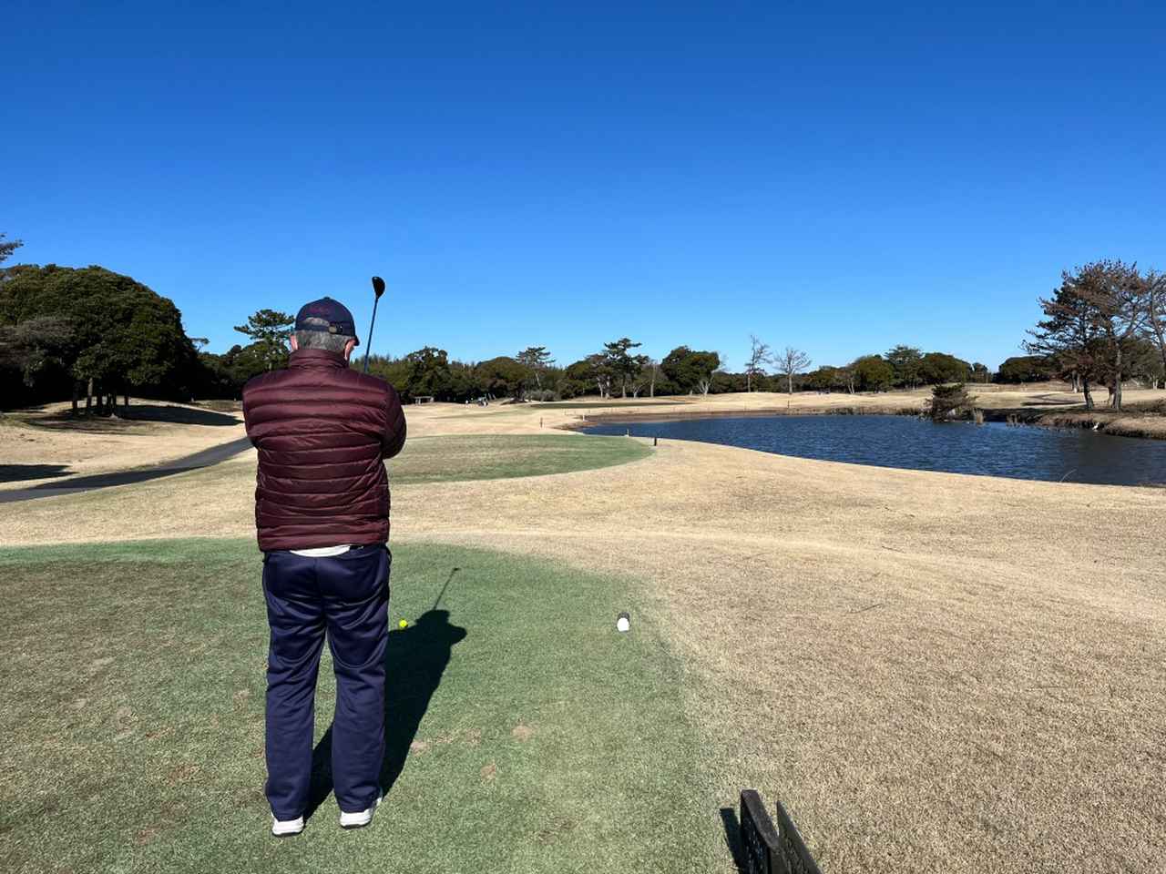 画像: 気にし始めるといつも通りのショットができなくなる池の存在は、プレーヤーを苦しめる