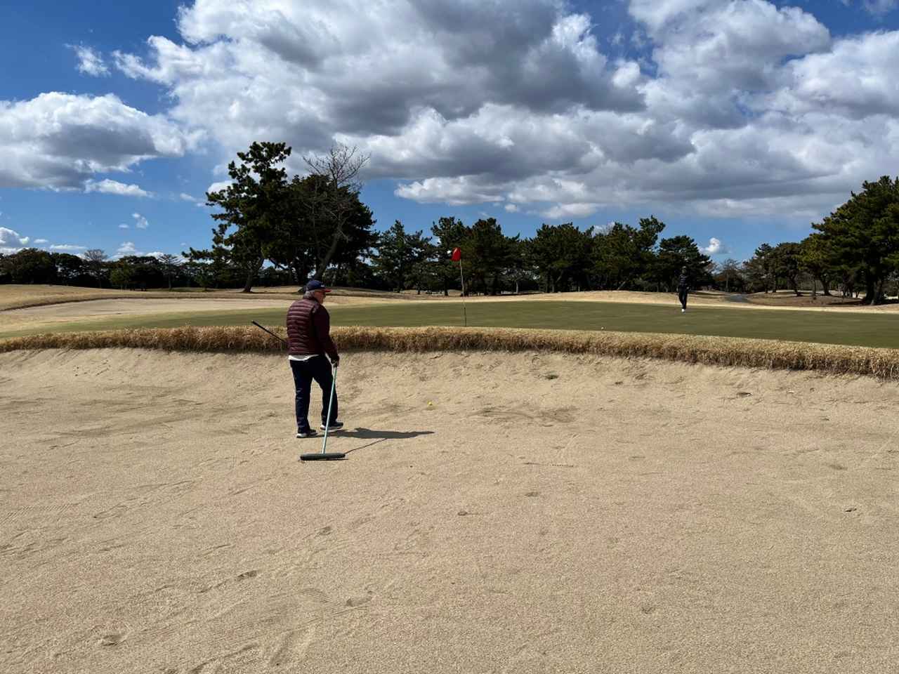 画像: バンカー含めグリーンも全体的にフラットなので、大ミスにはなりにくい