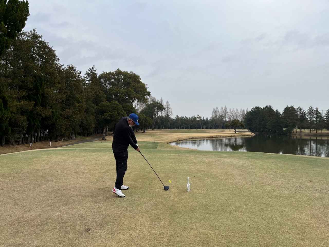 画像: 18ホール中17ホール池が見えるほど池が絡むホールが多いのが特徴。平坦なうえに距離があるので、表示通りしっかり打たないと届かない